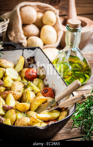 Patate arrosto con erbe aromatiche Foto Stock