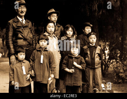 Membri della famiglia mochida in attesa di evacuazione bus. Le etichette di identificazione vengono utilizzati per aiutare a mantenere l'unità della famiglia intatta durante tutte le fasi di evacuazione. Hayward, CA, 8 maggio 1942. Foto di Dorothea Lange. (Wra) questa stampa di archiviazione è disponibile nei seguenti formati: 8' x 10' $15.95 w/ spedizione gratuita 11' x 14' $23,95 w/ spedizione gratuita 16' x 20' $59.95 w/ spedizione gratuita 20' x 24' $99,95 w/ spedizione gratuita * american photoarchive filigrana non apparirà sulla vostra stampa. Foto Stock