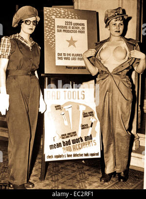 Abito di sicurezza per le donne lavoratrici. L'uniforme a sinistra e completare con la plastica "bra' sulla destra, sarà in futuro impedire infortuni sul lavoro tra guerra femminile lavoratori. los angeles, ca. 1943. Acme. (Donna bureau) Foto Stock