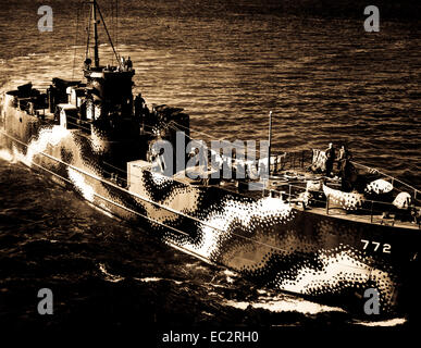 A dritta vista di prua di nave americana LCI 772, Astoria o, luglio 30, 1944. PhoM2c. R.W. Mowday. (Marina) Foto Stock