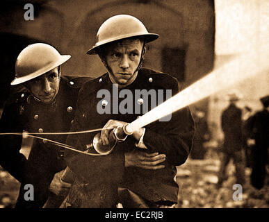 Oltre 500 vigili del fuoco e i membri della London ausiliario dei servizi antincendio, tra cui molte donne, combinati in un esercizio di guerra sul terreno coperto da greenwich (Londra) la stazione dei vigili del fuoco. 1939. tempi nuovi paris bureau collezione. (Usia) Foto Stock