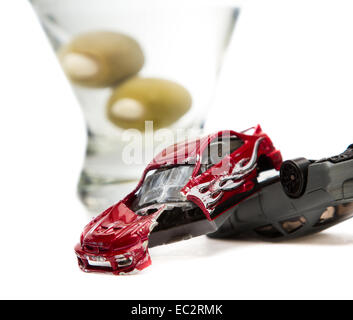 Concetto di DUI. Immagine di un incidente guida ubriaco con un Vodka Martini isolato su uno sfondo bianco Foto Stock