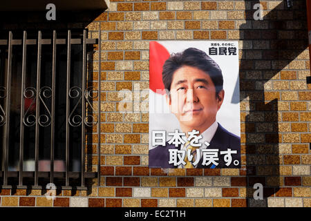 Un cartellone elettorale che mostra il Giappone del Primo Ministro Shinzo Abe (2014). Foto Stock
