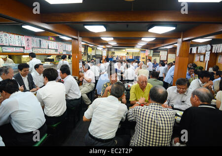 Salarymen in Tokyo, Giappone, mangiare e bere dopo il lavoro. Foto Stock