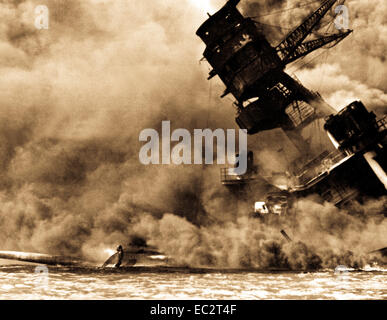 La USS Arizona combustione dopo l'attacco giapponese a Pearl Harbor. 7 dicembre 1941. (Marina) Foto Stock