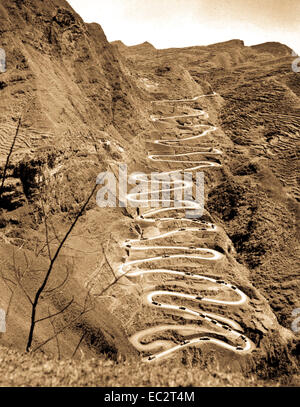 Stati Uniti Il convoglio che opera tra Chen-Yi e Kweiyang, Cina, è ascendente il famoso ventuno curve ad Annan, Cina. Marzo 26, 1945. Pfc. John F. Albert. (Esercito) Foto Stock