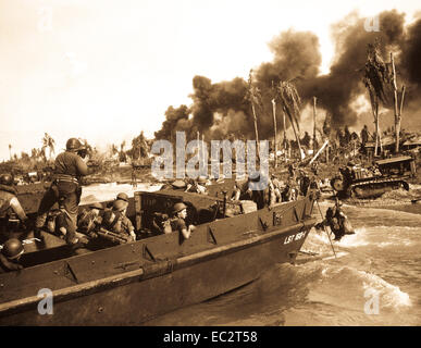 Le truppe australiane tempesta a terra nel primo assalto onda colpisca Balikpapan sulla costa sud-est di petrolio-ricco Borneo. Coast Guard combattere fotografo James L. Lonergan sorge nella landing craft. Luglio 1945. Gerald C. Anker. (Coast Guard) Foto Stock