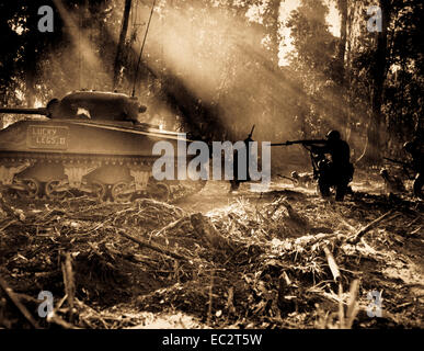 Gli Yanks si ripuliscono la notte di Bougainville a Japsanese si infiltrerebbero nelle linee americane. All'alba, i doughboy sono usciti e li hanno uccisi. Questa foto mostra il serbatoio che entra nel suo coperchio. Marzo 1944. (Esercito) Foto Stock