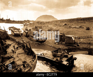 Devastata da mortaio giapponese e shellfire, intrappolati da iwo's treacherous black ash sands, halftracs e altri veicoli di laici di guerra ha messo k.o. il nero sabbie del vulcanico fortezza. ca. febbraio/marzo 1945. phom3c. robert m. Warren. (Coast Guard) Foto Stock