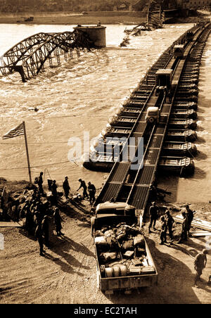 La guerra di soldati tedeschi qui stanno attraversando un pontone bridge da branau, austria a simbach, Germania. soldati di 245tecnici che hanno reso il ponte guarda i carrelli passano. 11 maggio 1945. Foto Stock