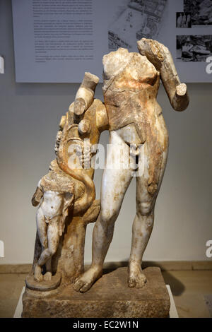 Statua di Dioniso dal frigidarium delle Grandi Terme, nel museo archeologico di antica Dion, Macedonia, Grecia Foto Stock