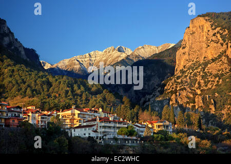 Città Litochoro, il canyon di Enipeas e sullo sfondo le cime più alte del Monte Olimpo, Pieria, Macedonia, Grecia. Foto Stock