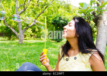 Indian bella signora park GIOCA Bubble Wand Foto Stock