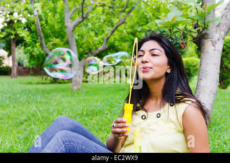 Indian bella signora park GIOCA Bubble Wand Foto Stock