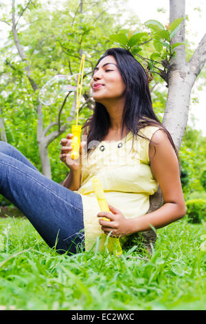 Indian bella signora park GIOCA Bubble Wand Foto Stock