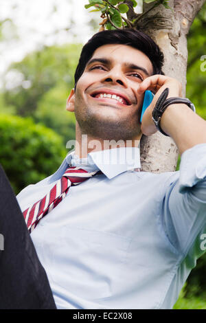 Indian business man park parlando telefono Foto Stock