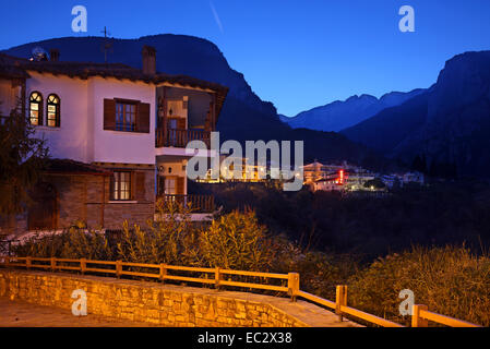 Vista notturna della città Litochoro, e sullo sfondo le cime più alte del Monte Olimpo, Pieria, Macedonia, Grecia. Foto Stock