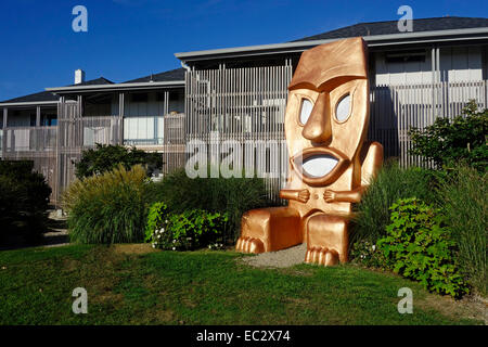 Tiki statua che si trova nella parte anteriore del beach house motel in Montauk long island Foto Stock