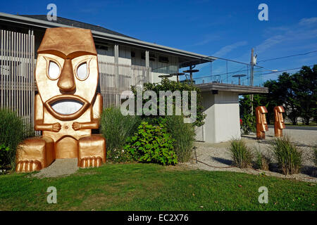 Tiki statua che si trova nella parte anteriore del beach house motel in Montauk long island Foto Stock