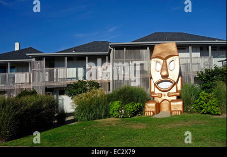 Tiki statua che si trova nella parte anteriore del beach house motel in Montauk long island Foto Stock