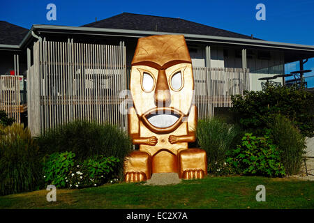 Tiki statua che si trova nella parte anteriore del beach house motel in Montauk long island Foto Stock