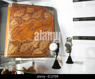 Las Vegas, Nevada, USA. L'8 dicembre, 2014. Burt Reynolds custom-made Edward Bohlin Script di cuoio e di copertura personalizzata 'Burt Reynolds di letterati Timex Watch di presenze per anteprima della proprietà da la vita e la carriera di Burt Reynolds, Palms Casino Resort di Las Vegas, NV Dicembre 8, 2014. Credito: James Atoa/Everett raccolta/Alamy Live News Foto Stock