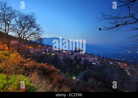 Panoramica vista notturna di Palaios ("old") Panteleimonas village, Pieria, Macedonia, Grecia. Sullo sfondo il Monte Olimpo Foto Stock