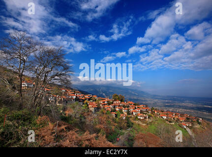 Vista panoramica di Palaios ("old") Panteleimonas village , Pieria, Macedonia, Grecia. Sullo sfondo il Monte Olimpo Foto Stock