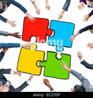 Gruppo di Persone azienda Puzzle in foto e illustrazione Foto Stock