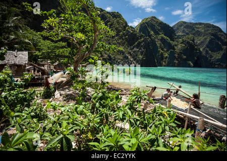 Piccolo villaggio sull isola di Coron Foto Stock