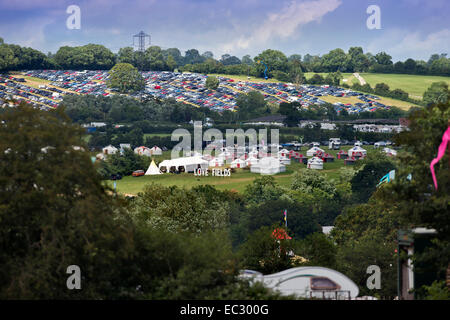 Vista dell'amore area di campi e periferie parcheggi a Glastonbury 2014 Foto Stock