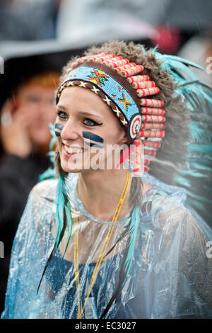 Nativi Americani di acconciatura di stile abiti fantasiosi che è diventata controversa presso il festival di Glastonbury 2014 Foto Stock