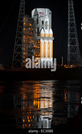 Il razzo Delta IV Heavy con la navicella spaziale Orion della NASA è visto alla Cape Canaveral Air Force Station, in preparazione per l'Exploration Flight test (EFT-1), che manderà Orion in orbita per la prima volta senza equipaggio, come parte del suo volo di prova prima di future missioni nello spazio profondo. Foto Stock