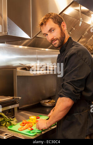 Lo chef Luca Crestanelli lavoro in cucina, A.S. Cucina, Santa Ynez, Santa Ynez Valley, California, Stati Uniti d'America Foto Stock