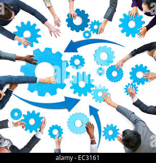 Multietnica la gente di affari con i simboli del lavoro di squadra Foto Stock