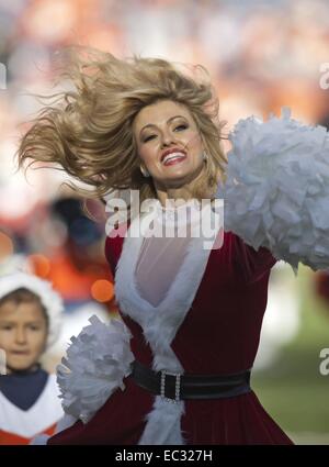 Denver, Colorado, Stati Uniti d'America. Il 7 dicembre, 2014. A Denver Broncos Cheerleader intrattiene la folla durante l'inizio dell'avvio del 1st. Mezza a autorità sportive Field at Mile High domenica pomeriggio. I Broncos battere le bollette 24-17. © Hector Acevedo/ZUMA filo/Alamy Live News Foto Stock