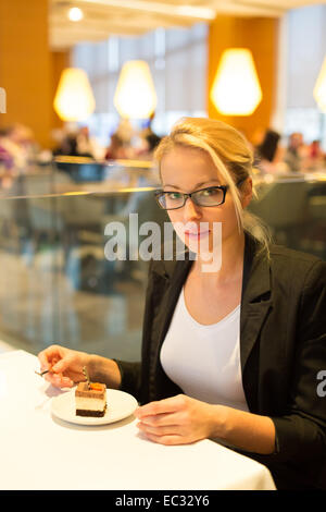 Le donne di mangiare il dessert nel ristorante elegante. Foto Stock