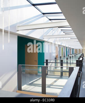 Hollymount School di Londra, Regno Unito. Architetto: Haverstock Associates LLP, 2013. Top-lit spazio di circolazione con accesso a Foto Stock