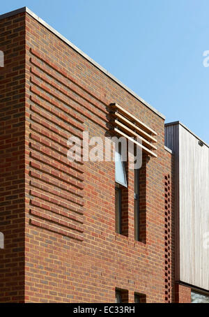 Hollymount School di Londra, Regno Unito. Architetto: Haverstock Associates LLP, 2013. Dettaglio del mattone rosso modello di rivestimento. Foto Stock