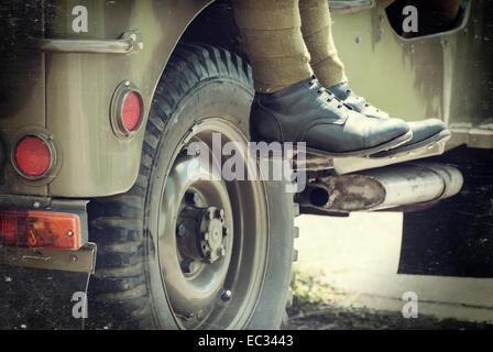 Soldato seduto sulla jeep. Tema militare. Foto Stock