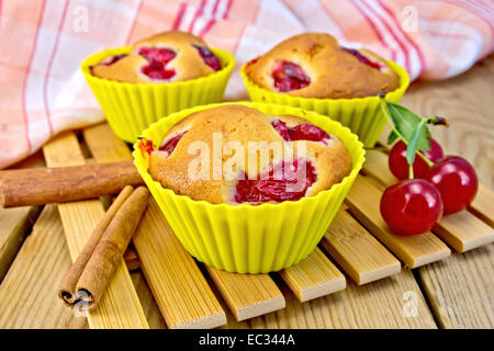 Tortine con ciliegie in lattine a bordo Foto Stock