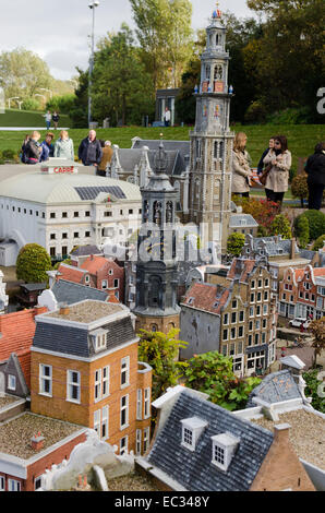 L'Aia, Paesi Bassi - 23 ottobre 2013: Madurodam, la città in miniatura con architettura e tipiche scene olandese su una scala Foto Stock