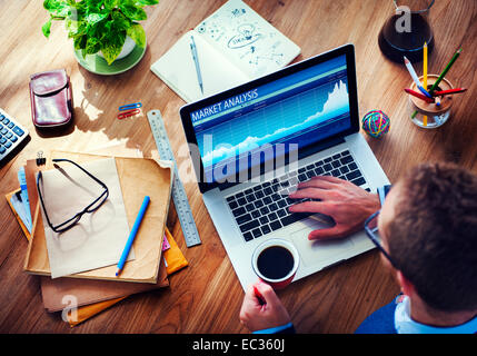 Uomo di analisi il mercato sul computer Foto Stock