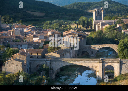 Francia, Aude, Languedoc-Roussillon, Lagrasse, Abbaye Ste-Marie d'Orbieu, Lagrasse, Fiume Orbieu Foto Stock