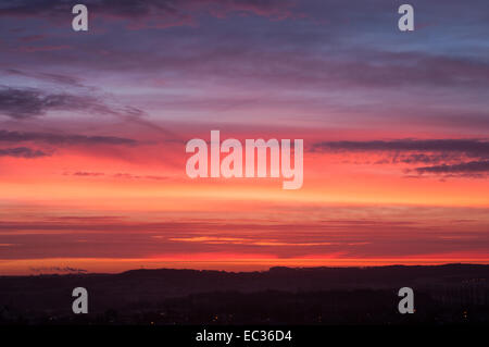 Hucknall, Nottinghamshire, Regno Unito. 9 dicembre, 2014. Sunrise Beautilful oltre la città mercato di Hucknall,Forecasters sono dicono che questo potrebbe essere la calma prima della tempesta ,con forte vento e pioggia più tardi questa settimana . Credito: IFIMAGE/Alamy Live News Foto Stock