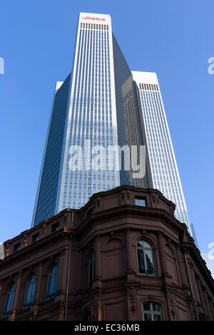 Trianon edificio, davanti una casa vecchia facciata, il Quartiere Finanziario, Westend, Frankfurt am Main, Hesse, Germania Foto Stock