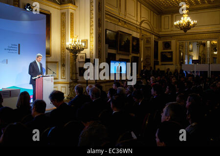 Stati Uniti Il segretario di Stato John Kerry risolve il pubblico si sono riuniti per la conferenza di Londra sull'Afghanistan, incluso il presidente Ashraf Ghani e Chief Executive Abdullah Abdullah dell'Afghanistan, tenutasi il 4 dicembre 2014, a Lancaster House di Londra, Regno Unito Foto Stock