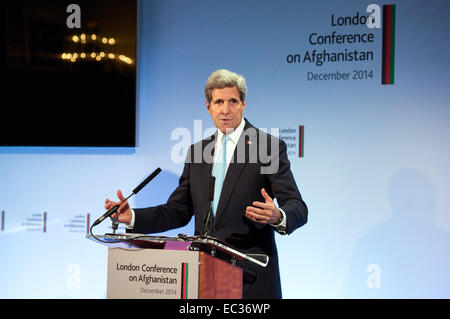 Stati Uniti Il segretario di Stato John Kerry risolve il pubblico si sono riuniti per la conferenza di Londra sull'Afghanistan, incluso il presidente Ashraf Ghani e Chief Executive Abdullah Abdullah dell'Afghanistan, tenutasi il 4 dicembre 2014, a Lancaster House di Londra, Regno Unito Foto Stock