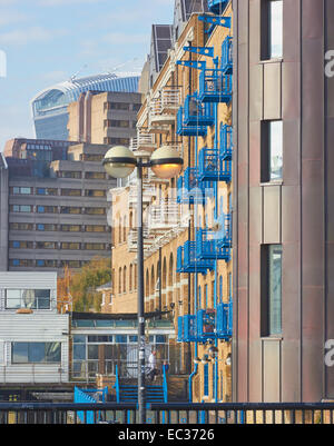 Vari stili di architettura tra cui postmoderna walkie talkie edificio e brutalist anni settanta Tower Hotel Londra Inghilterra Foto Stock