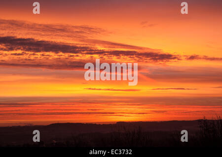 Hucknall, Nottinghamshire, Regno Unito. 9 dicembre, 2014. Sunrise Beautilful oltre la città mercato di Hucknall,Forecasters sono dicono che questo potrebbe essere la calma prima della tempesta ,con forte vento e pioggia più tardi questa settimana . Credito: IFIMAGE/Alamy Live News Foto Stock